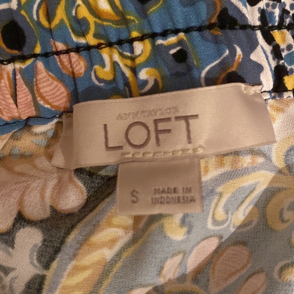 Beautiful Floral Skirt with Pockets - Picture 4 of 5